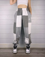 Load image into Gallery viewer, (M/L) Ash Grey 1/1 Joggers +pockets