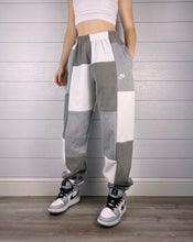 Load image into Gallery viewer, (M/L) Ash Grey 1/1 Joggers +pockets