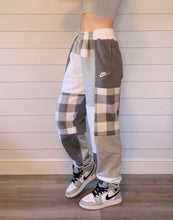 Load image into Gallery viewer, (S/M) Ash Plaid 1/1 Joggers +pockets