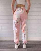 Load image into Gallery viewer, (S/M) Floral Quit 1/1 Joggers +pockets