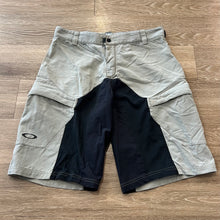 Load image into Gallery viewer, Vintage 2000’s Oakley Software Cargo Shorts (L)

