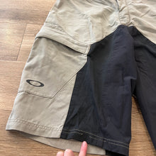 Load image into Gallery viewer, Vintage 2000’s Oakley Software Cargo Shorts (L)
