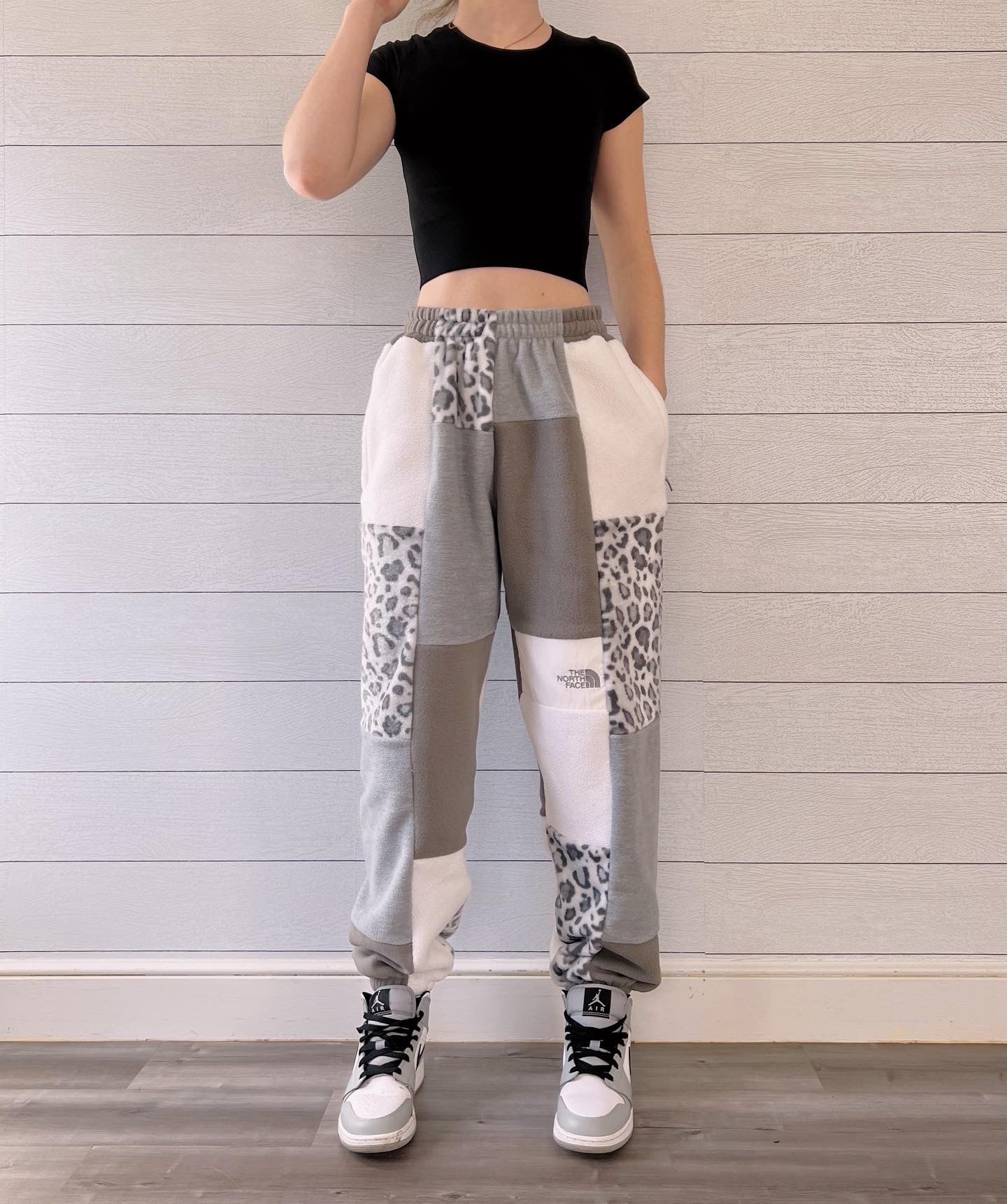 (S/M) Snow Leopard 1/1 Joggers +zipper pockets