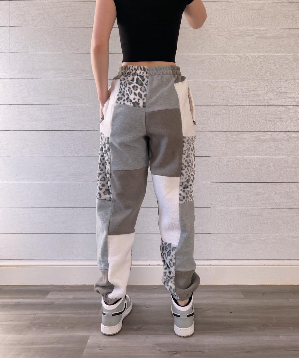 (S/M) Snow Leopard 1/1 Joggers +zipper pockets