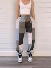 Load image into Gallery viewer, (L/XL) Snow Leopard 1/1 Joggers +pockets

