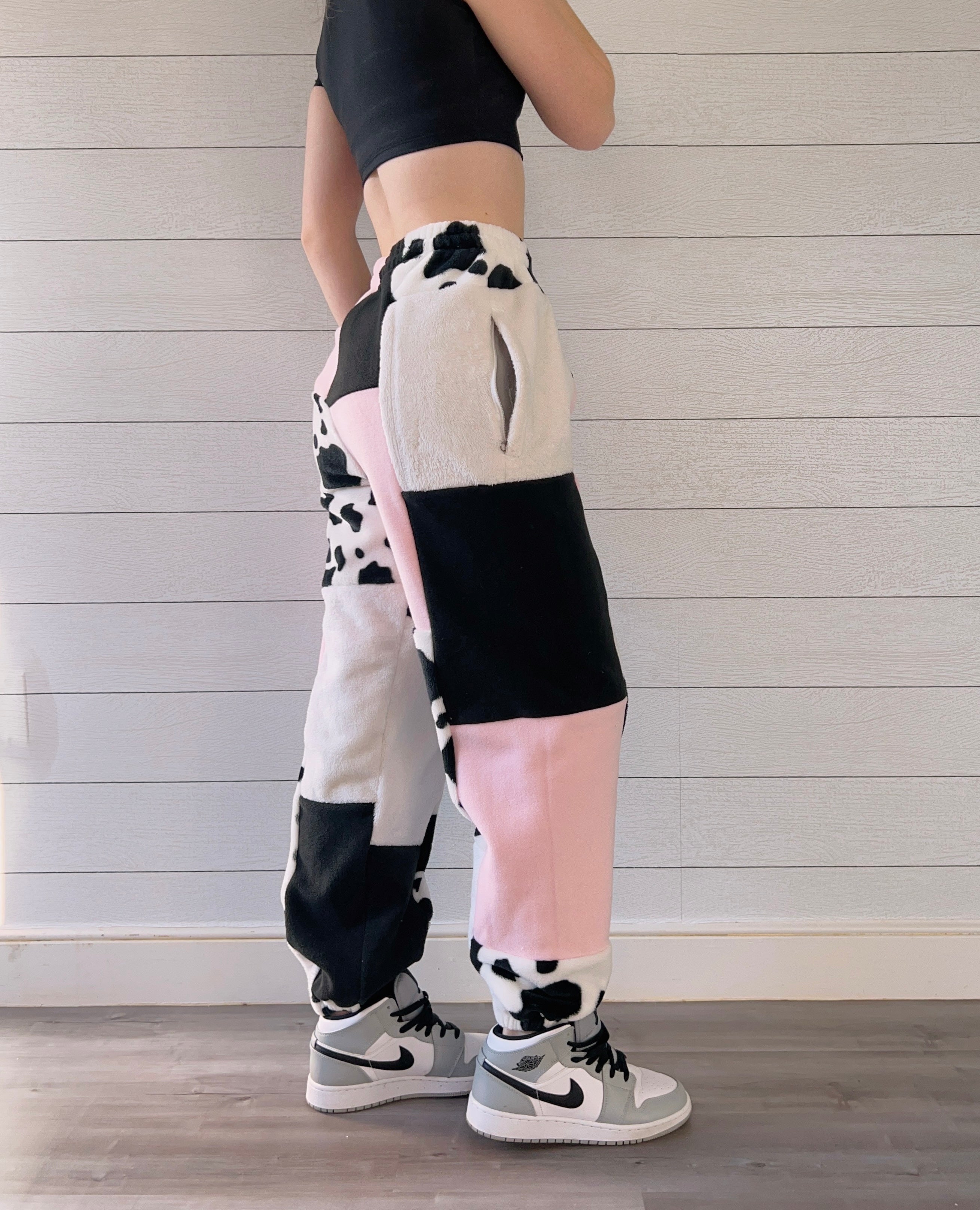(S/M) Strawberry Cow 1/1 Joggers +zipper pockets
