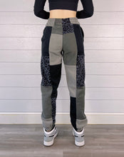 Load image into Gallery viewer, (XS/S) Diamond Leopard 1/1 Joggers +pockets

