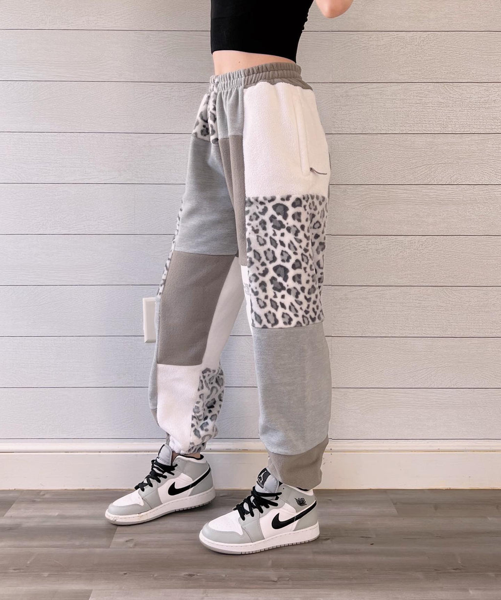 (S/M) Snow Leopard 1/1 Joggers +zipper pockets