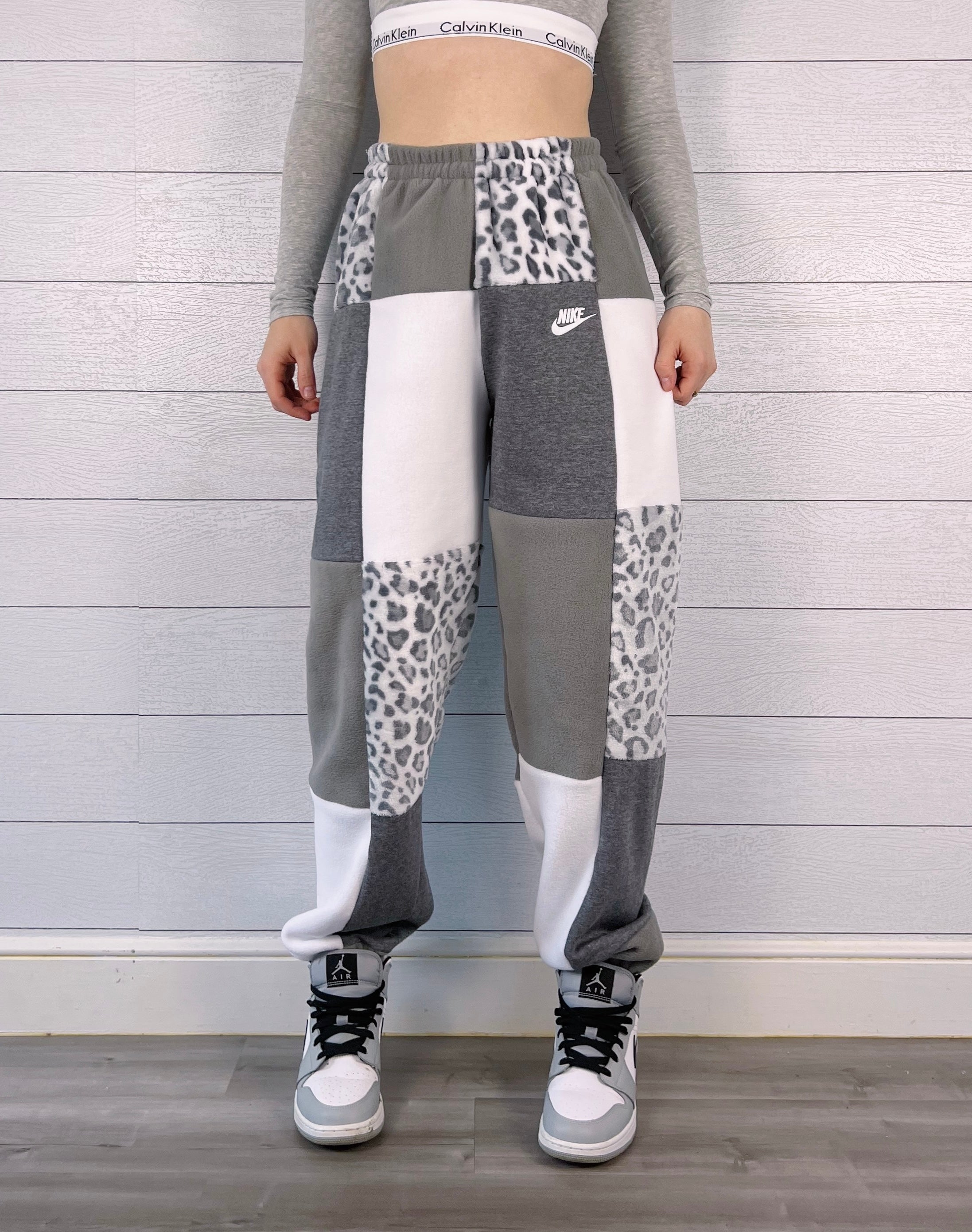(S/M) Snow Leopard 1/1 Joggers
