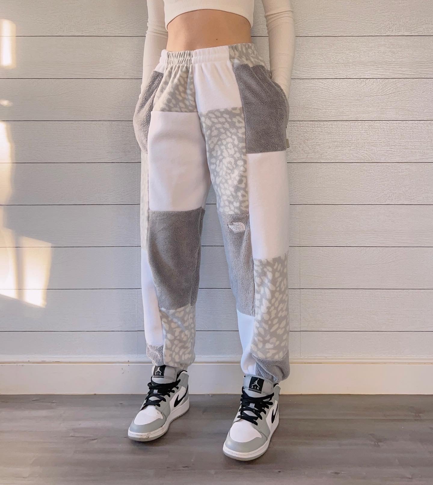 (S/M) Snow Leopard 1/1 Joggers +zipper pockets