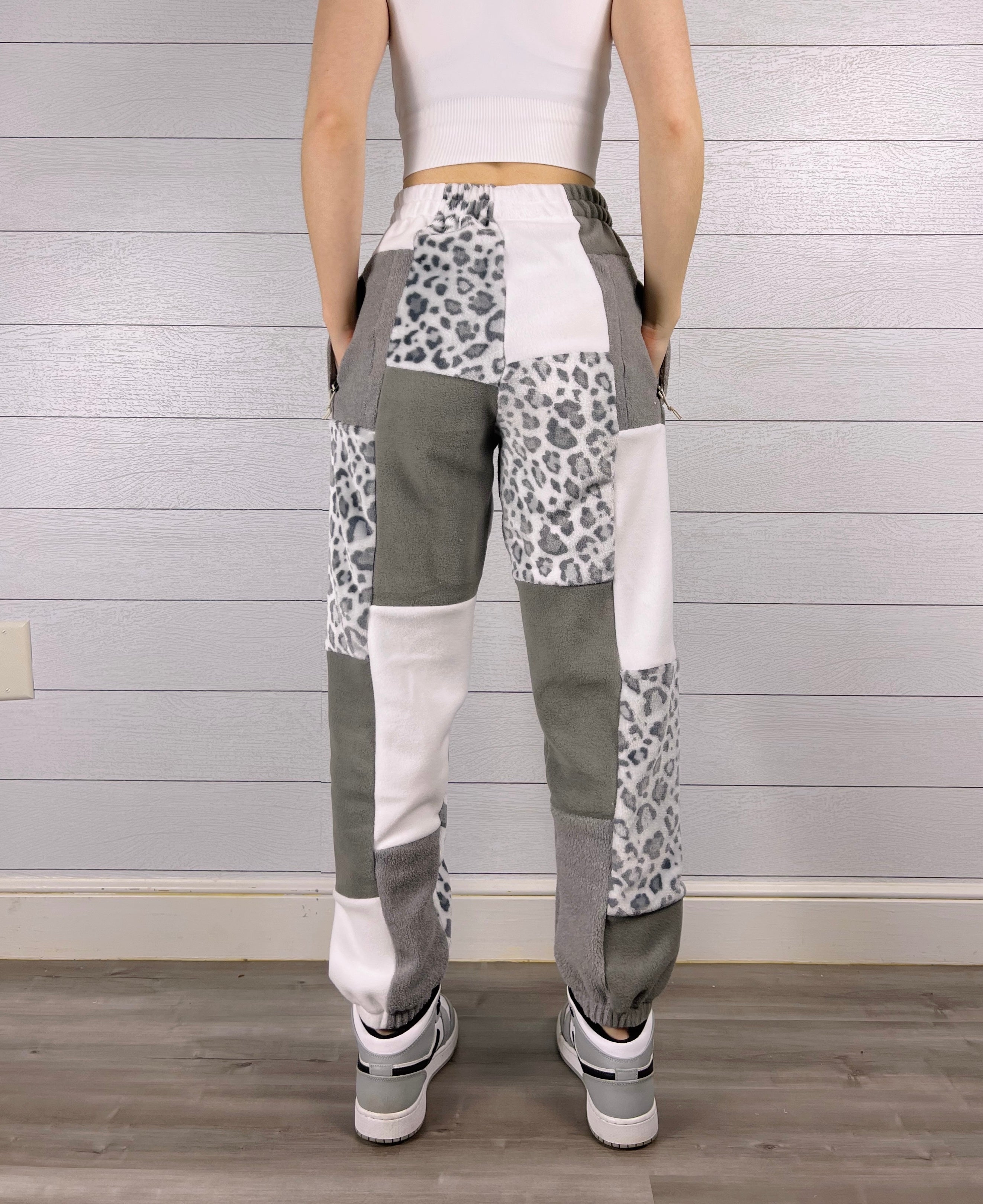 (XS/S) Snow Leopard 1/1 Joggers +zipper pockets