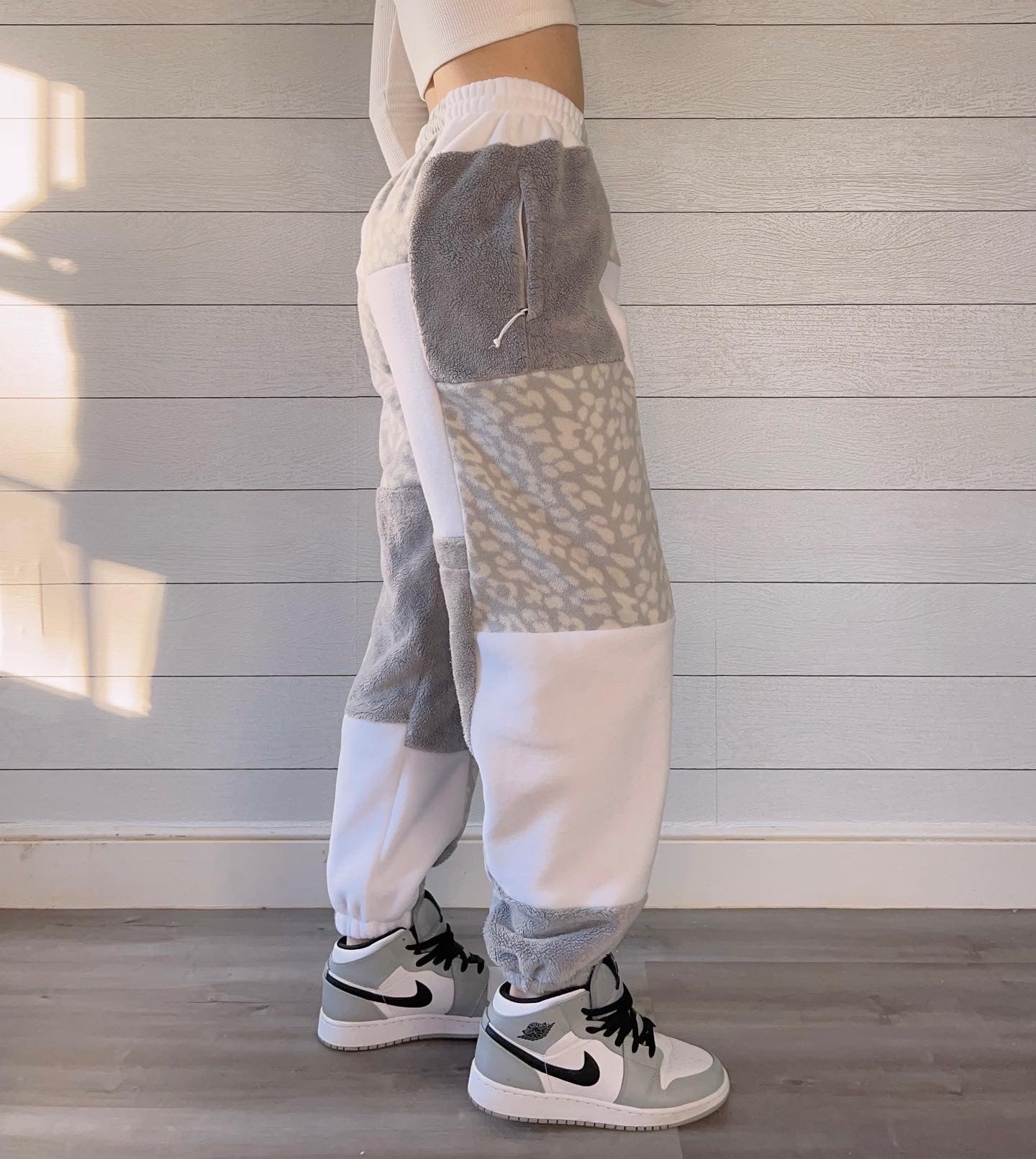 (S/M) Snow Leopard 1/1 Joggers +zipper pockets