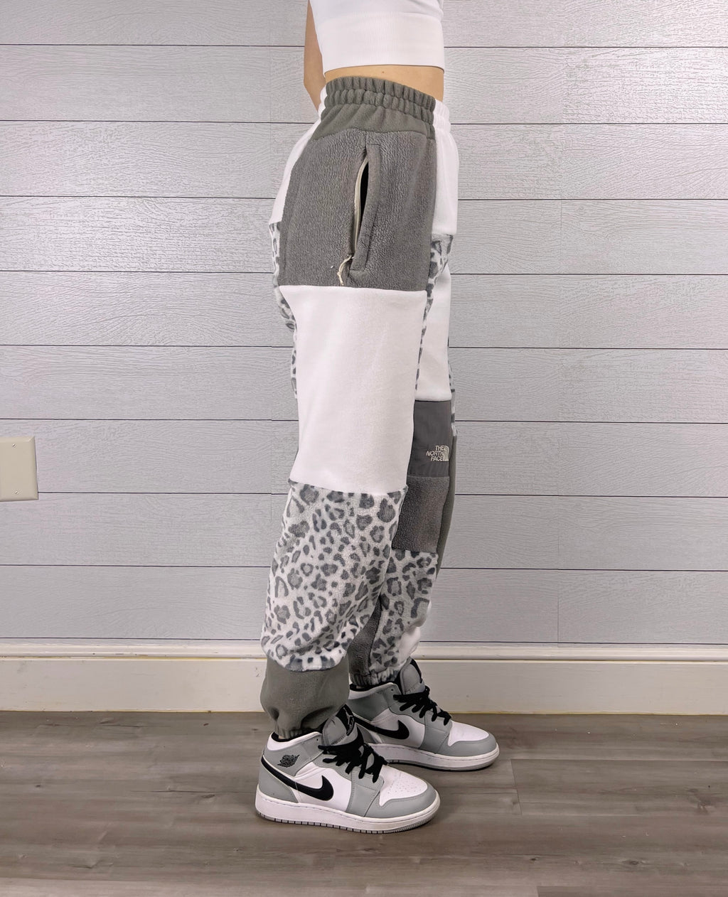 (XS/S) Snow Leopard 1/1 Joggers +zipper pockets