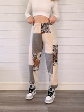 Load image into Gallery viewer, (XS/S) Rustic Floral 1/1 Joggers +pockets
