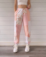 Load image into Gallery viewer, (S/M) Floral Quit 1/1 Joggers +pockets

