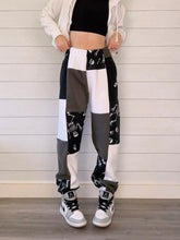 Load image into Gallery viewer, (S/M) Spooky Skelly 1/1 Joggers +pockets
