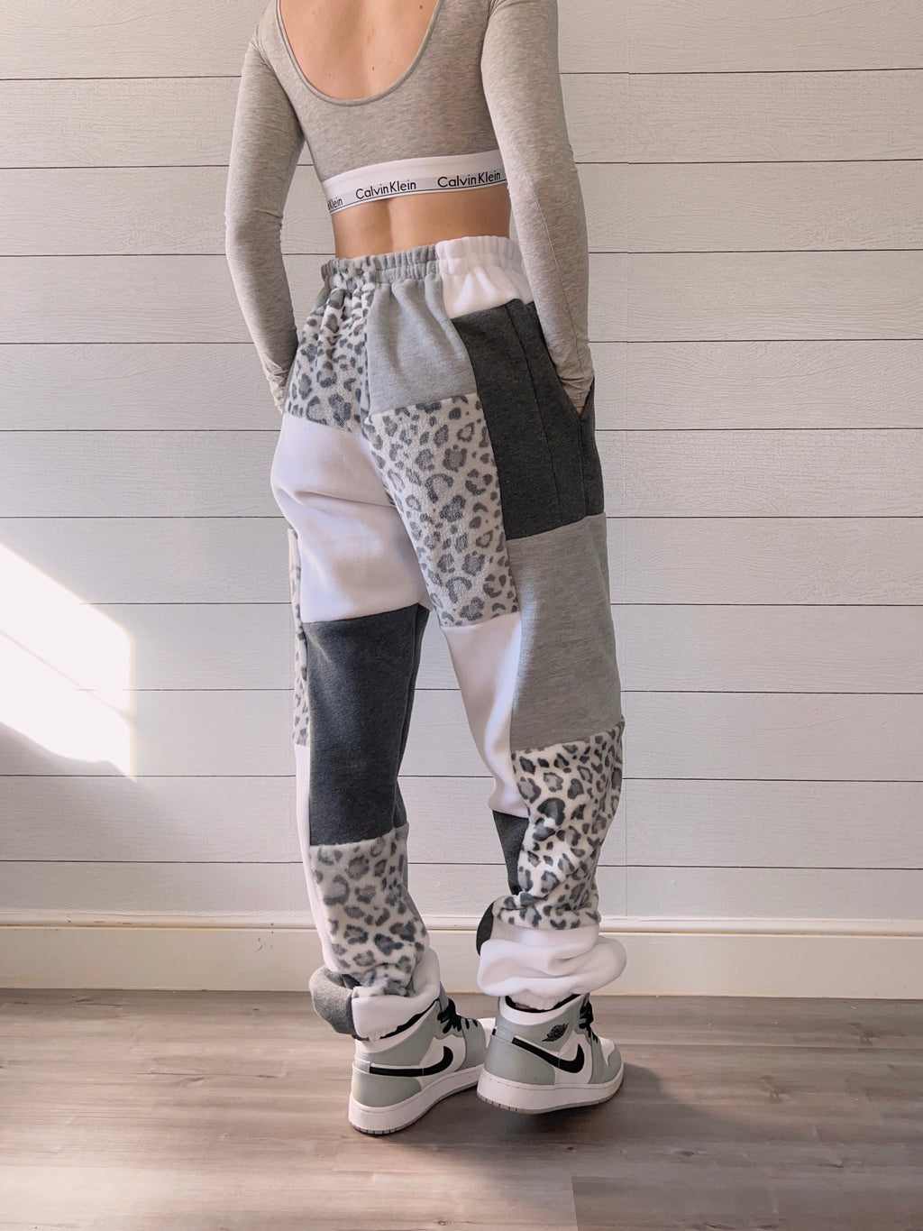 (L/XL) Snow Leopard 1/1 Joggers