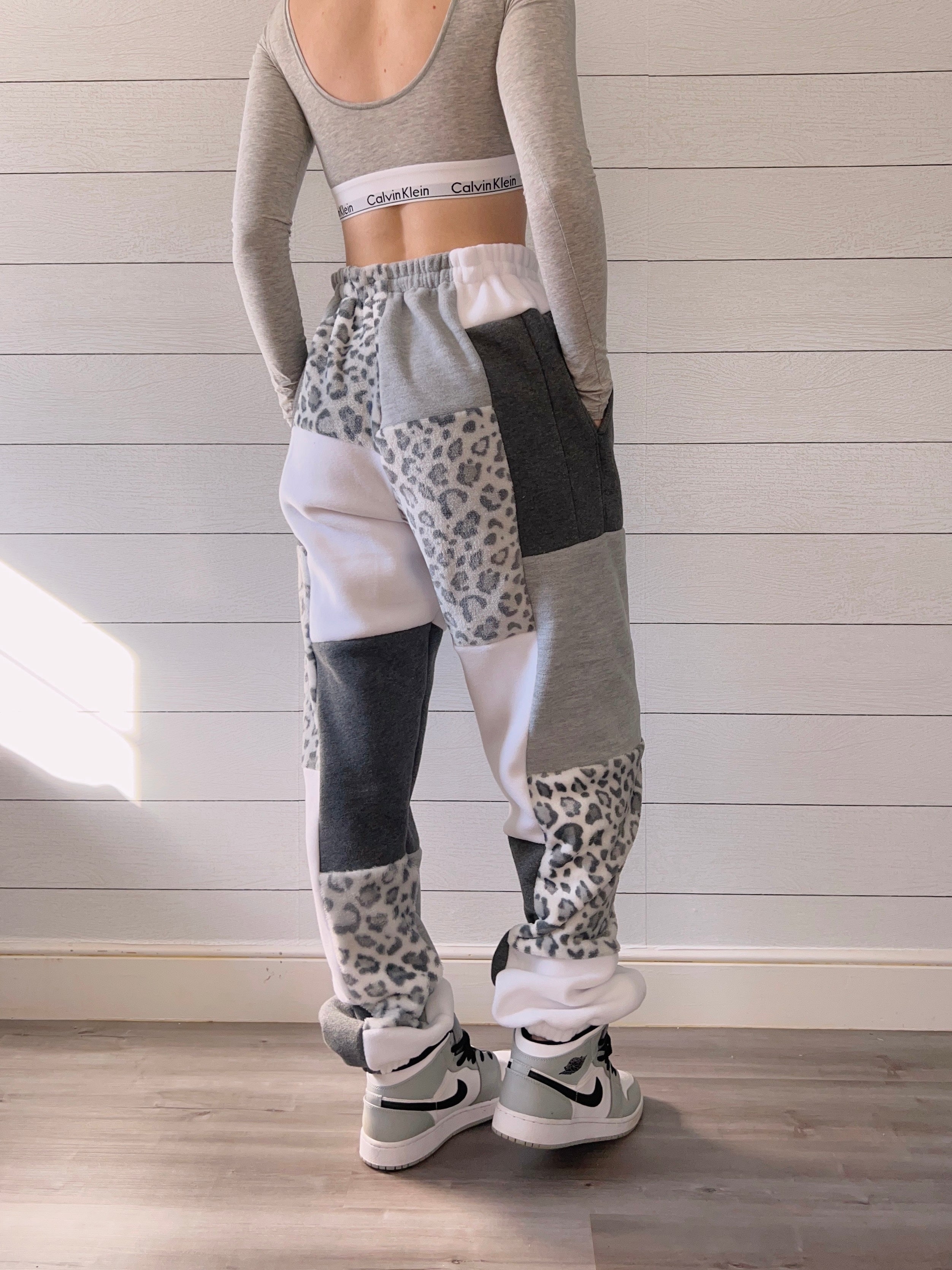 (L/XL) Snow Leopard 1/1 Joggers