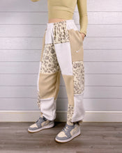 Load image into Gallery viewer, (L/XL) Neutral Leopard 1/1 Joggers +pockets
