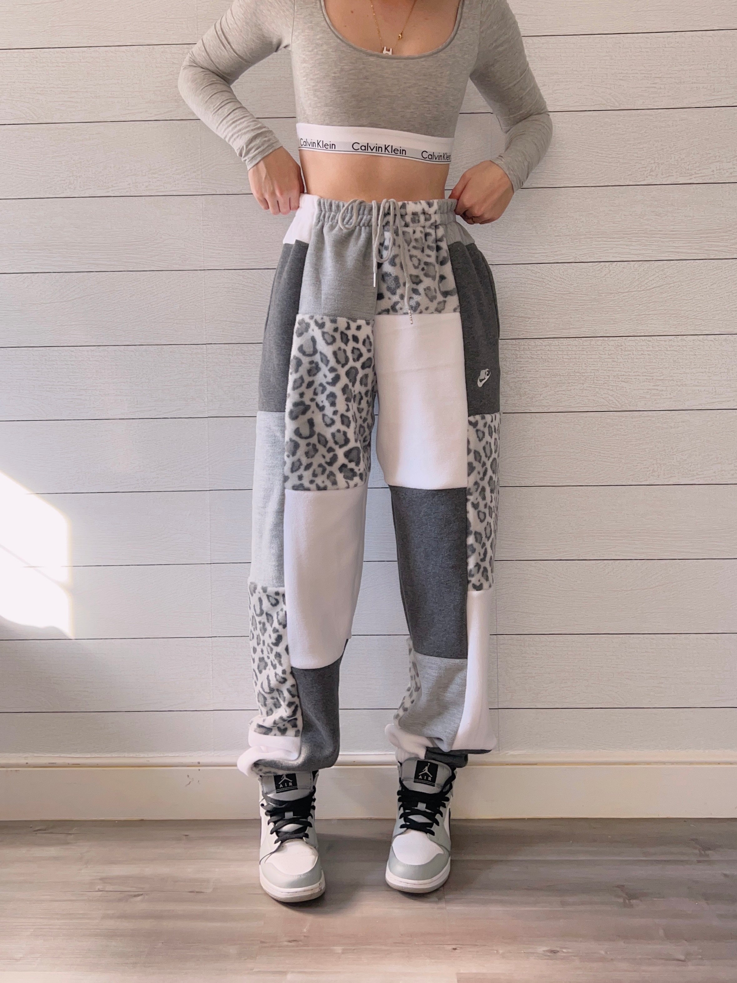 (L/XL) Snow Leopard 1/1 Joggers