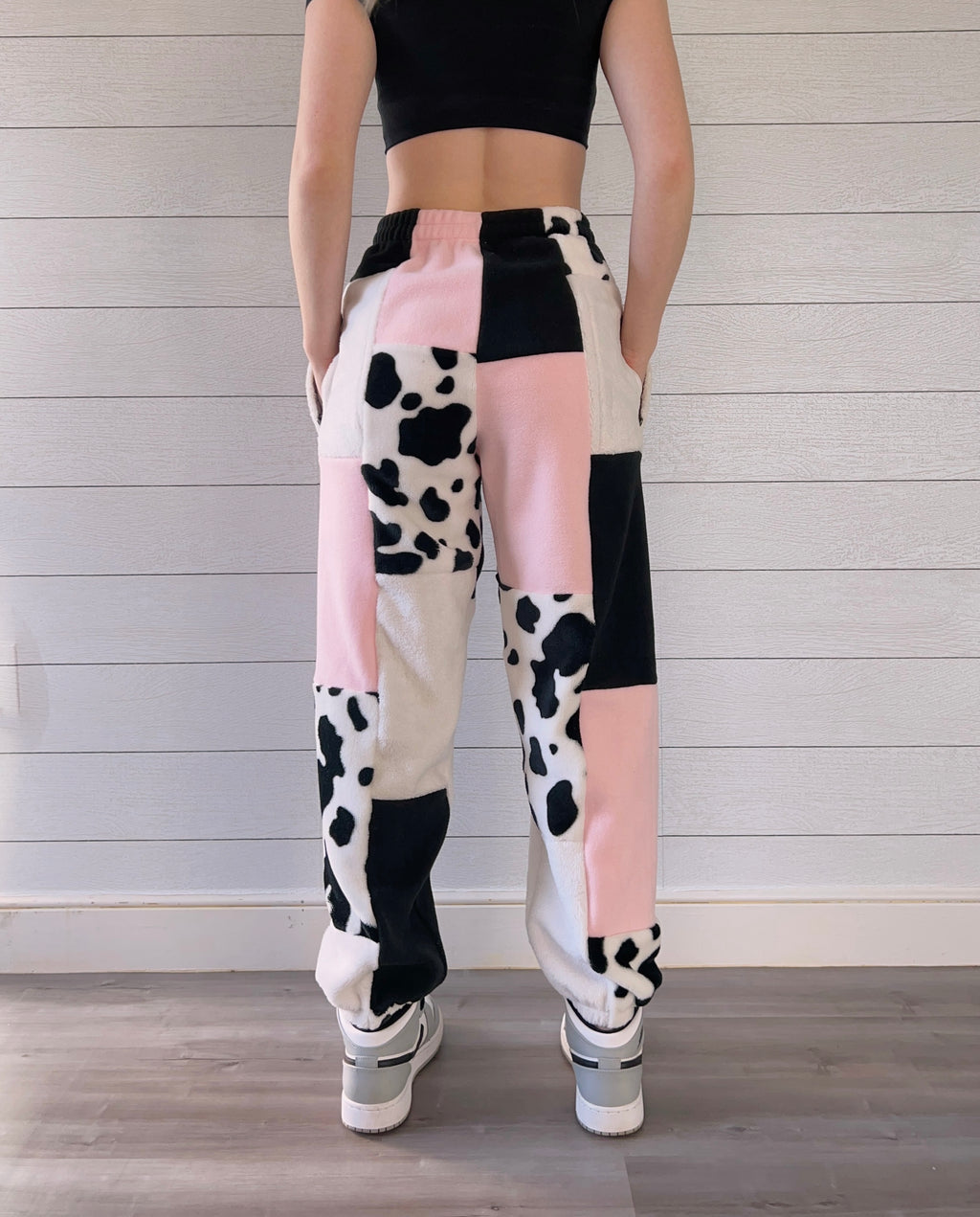 (S/M) Strawberry Cow 1/1 Joggers +zipper pockets