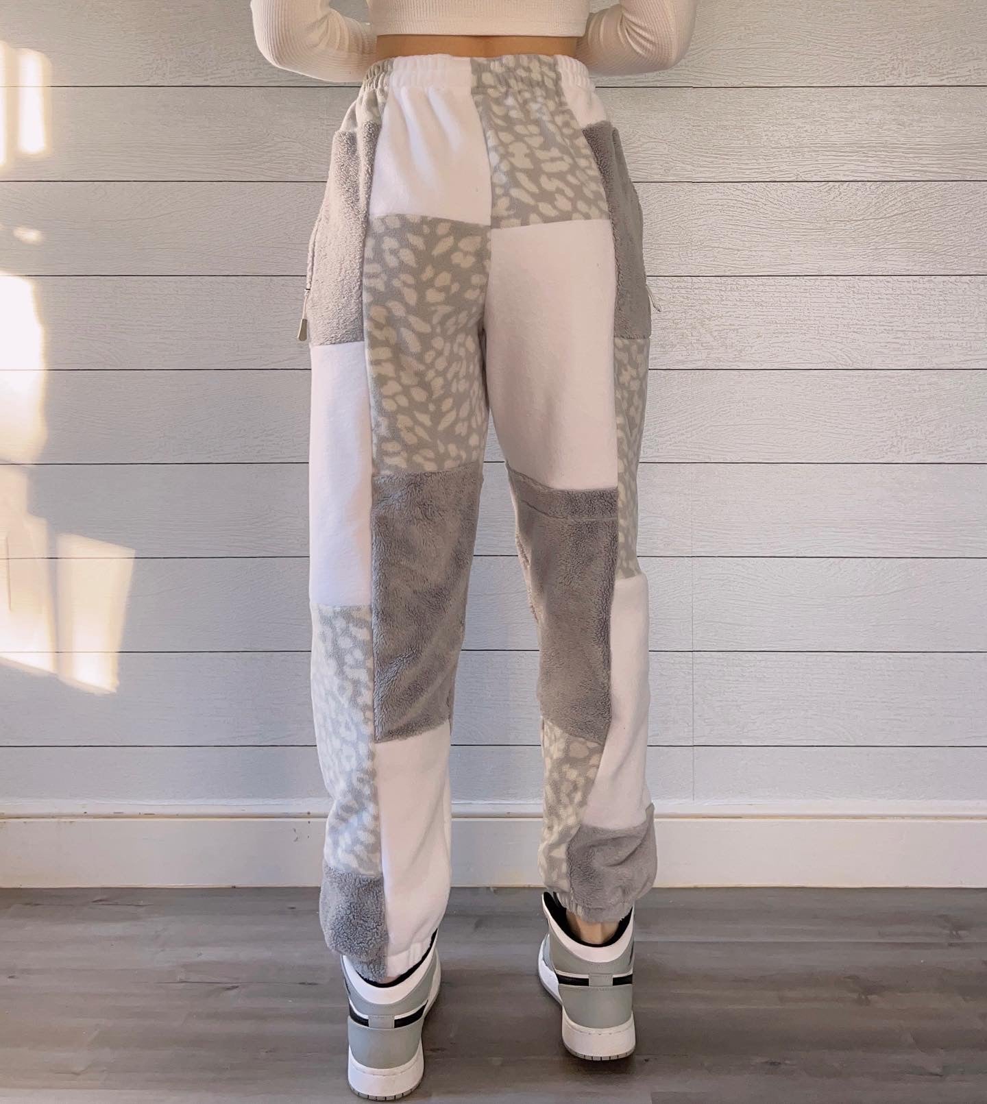 (S/M) Snow Leopard 1/1 Joggers +zipper pockets