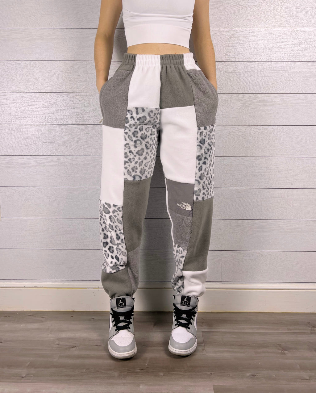 (XS/S) Snow Leopard 1/1 Joggers +zipper pockets