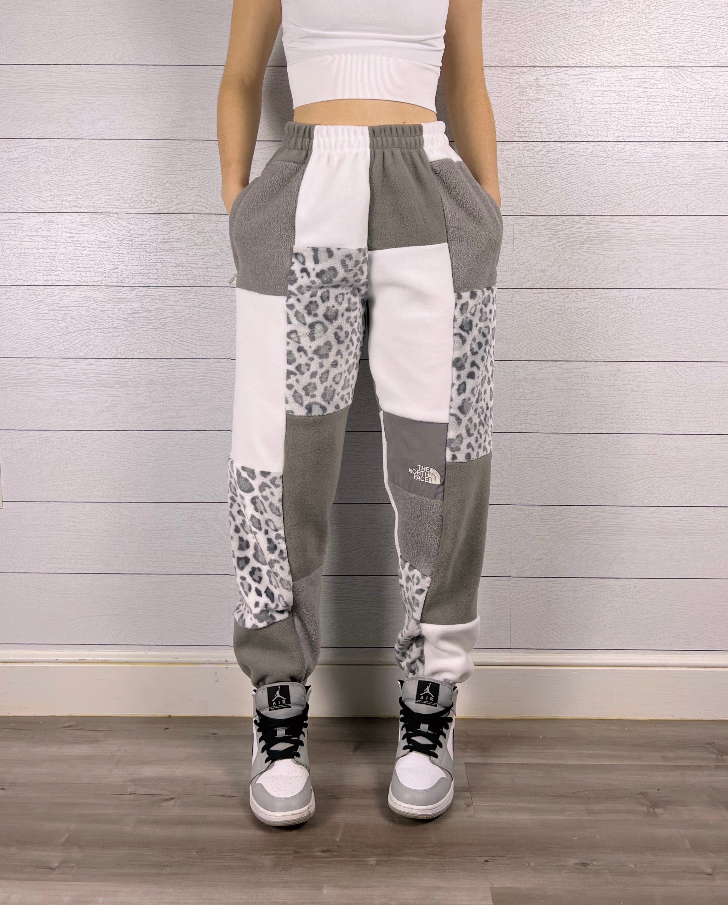(XS/S) Snow Leopard 1/1 Joggers +zipper pockets