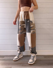 Load image into Gallery viewer, (M/L) Rustic Camo 1/1 Joggers
