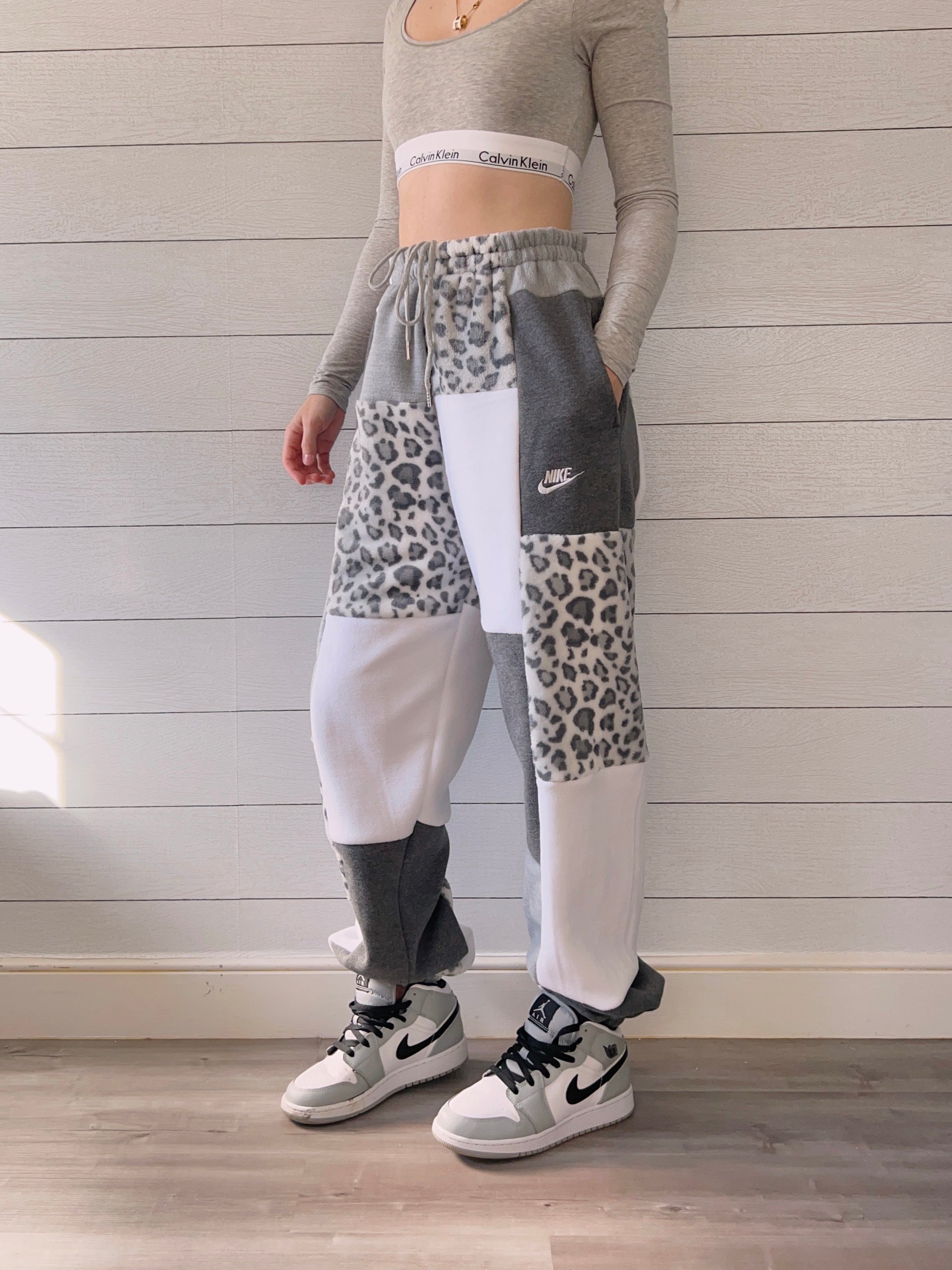 (L/XL) Snow Leopard 1/1 Joggers