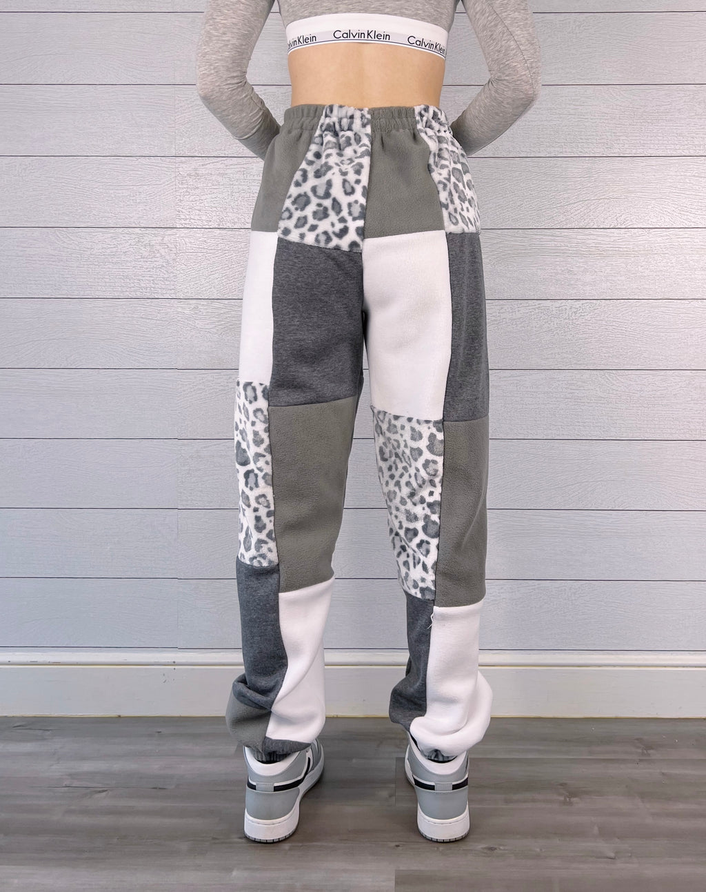 (S/M) Snow Leopard 1/1 Joggers