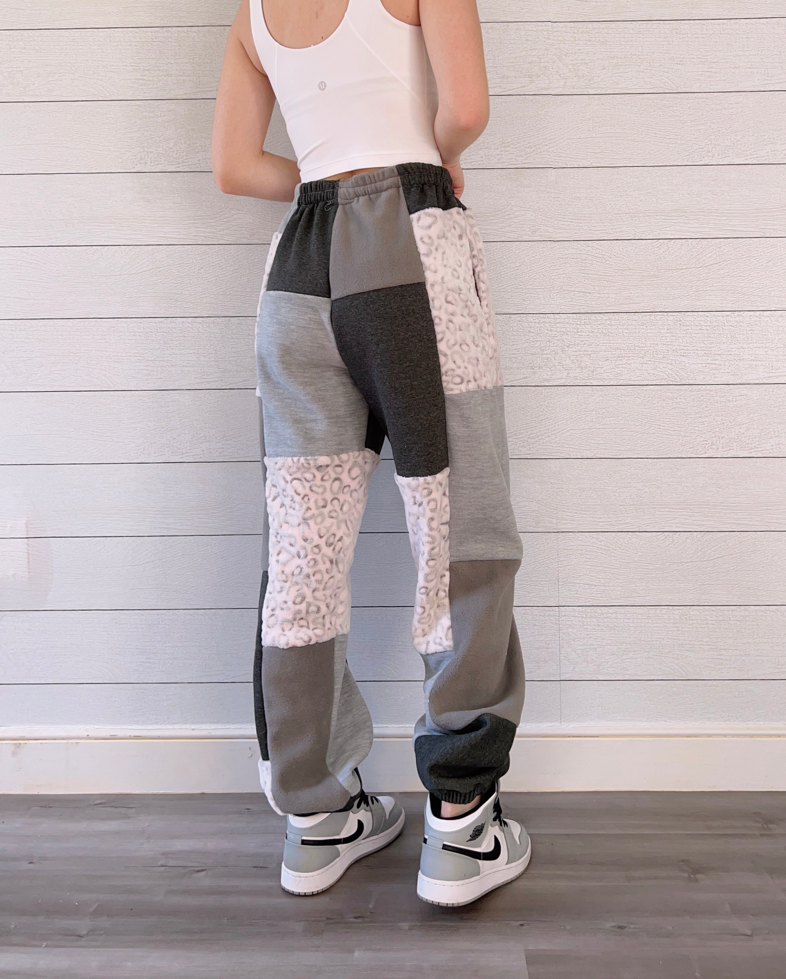 (L/XL) Snow Leopard 1/1 Joggers +pockets