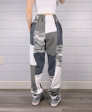 Load image into Gallery viewer, (M/L) Arctic Camo 1/1 Joggers +pockets
