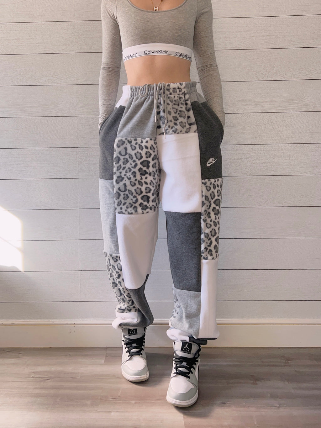 (L/XL) Snow Leopard 1/1 Joggers