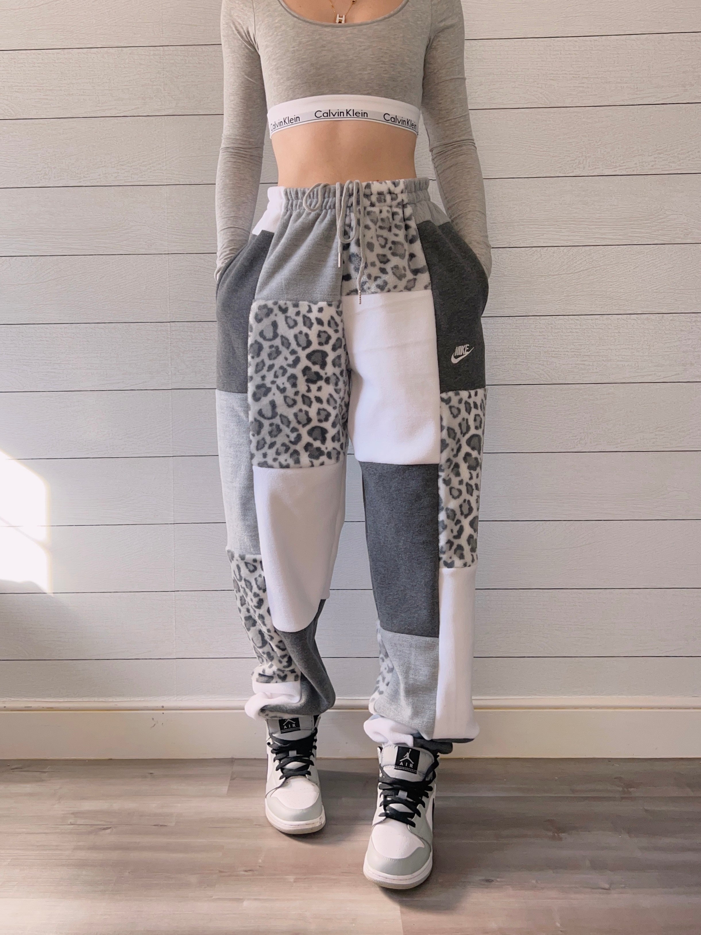 (L/XL) Snow Leopard 1/1 Joggers