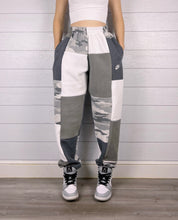 Load image into Gallery viewer, (M/L) Arctic Camo 1/1 Joggers +pockets
