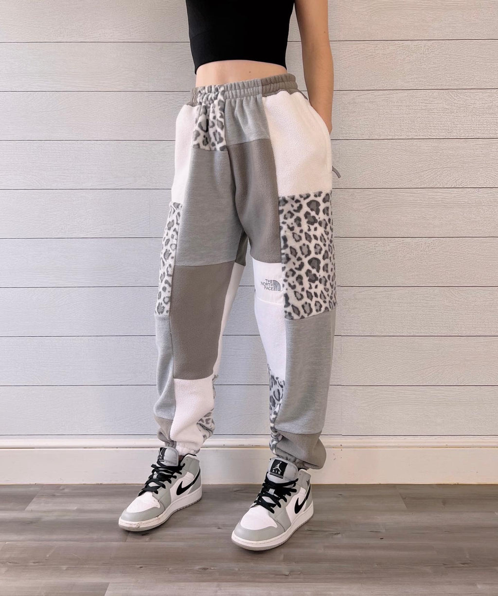 (S/M) Snow Leopard 1/1 Joggers +zipper pockets