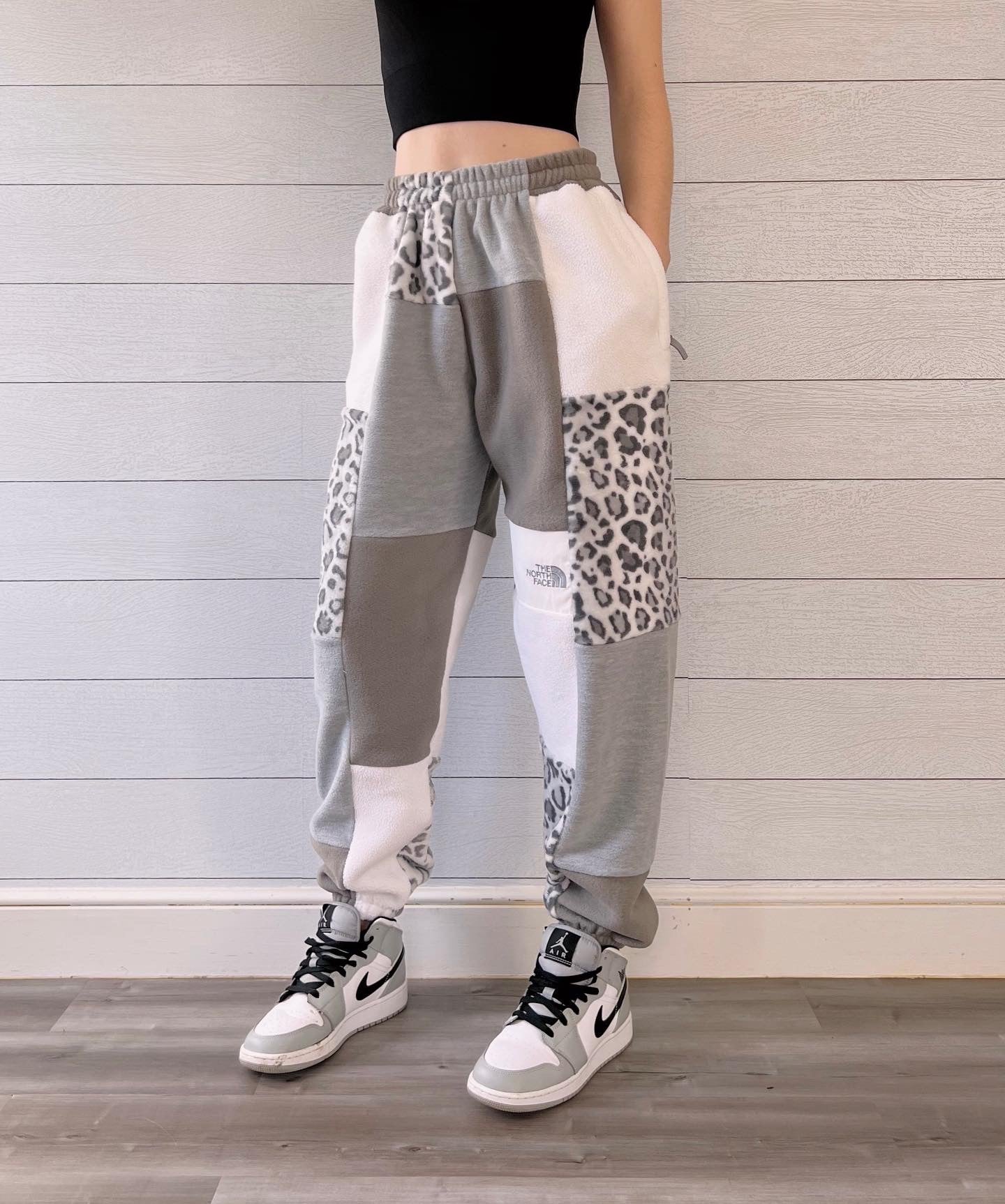 (S/M) Snow Leopard 1/1 Joggers +zipper pockets
