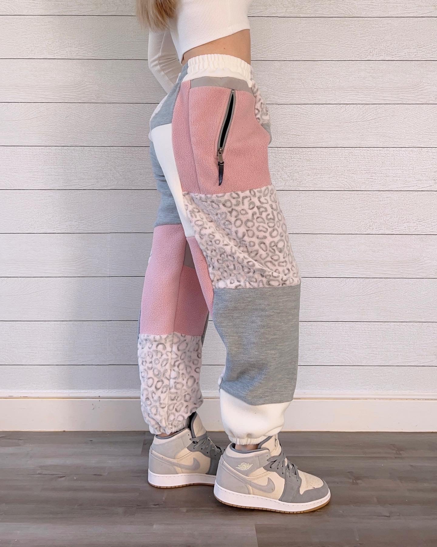(S/M) Rose Snow Leopard 1/1 Joggers +zipper pockets